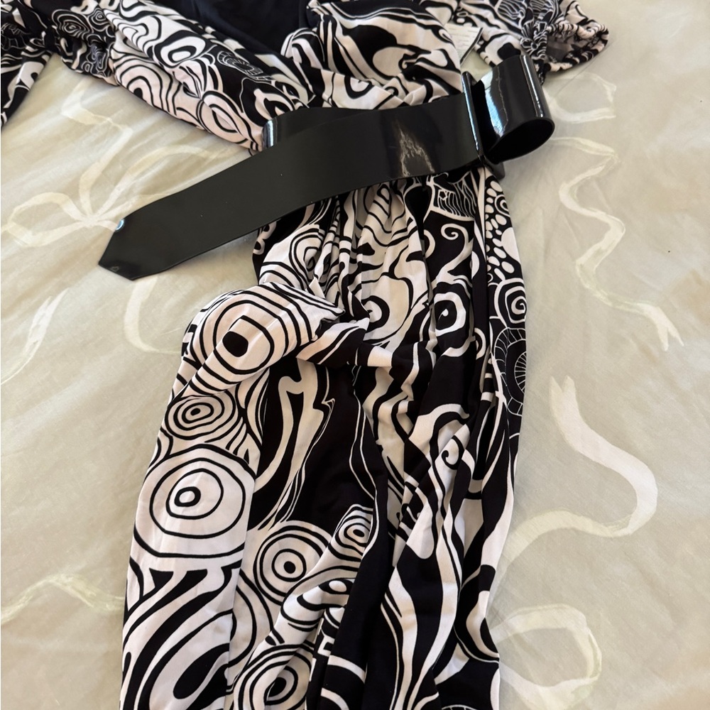 Black and White Patterned Dress with Belt - Picture 8 of 13